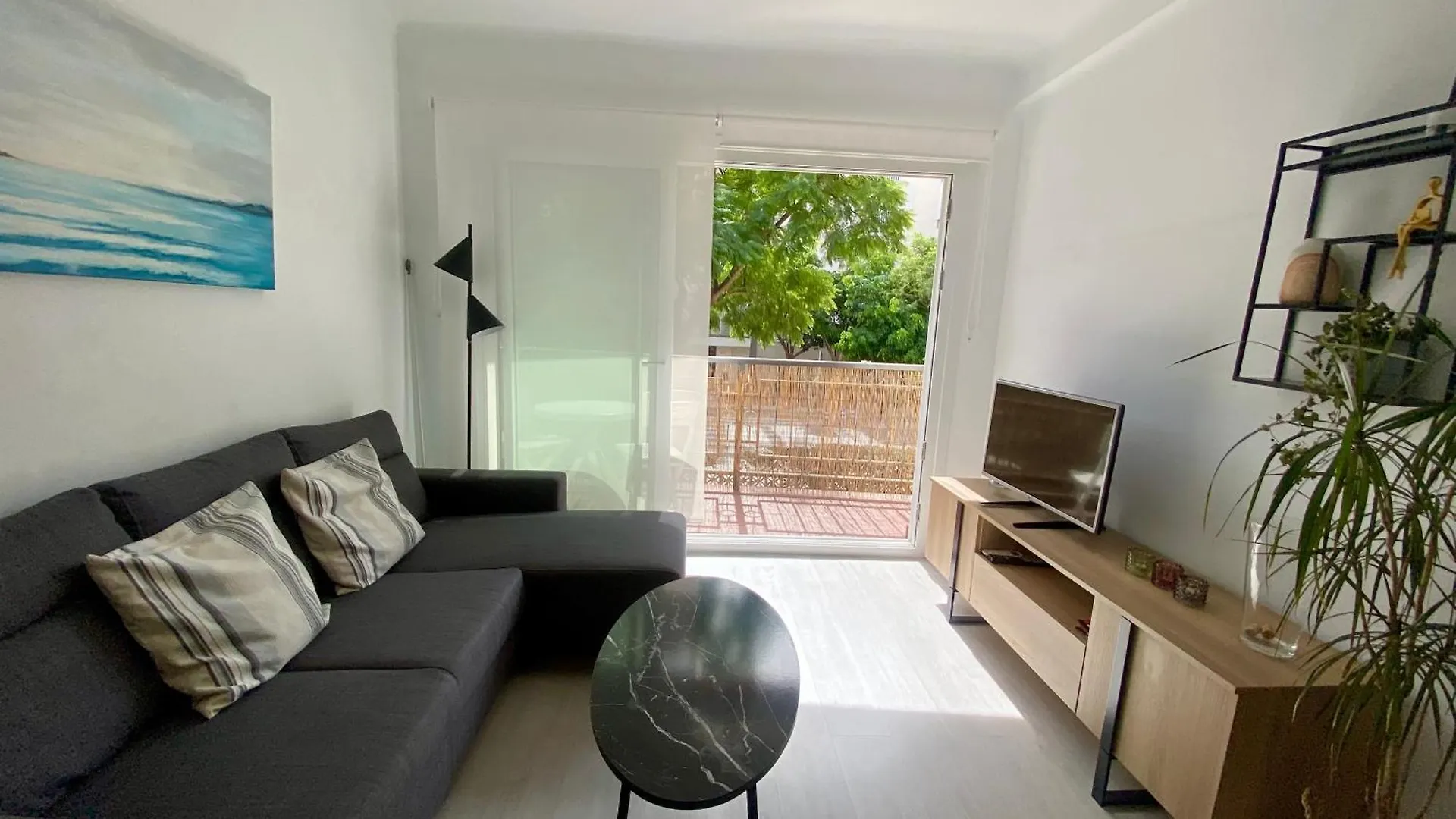 Sunny Apartment Near The Beach. location